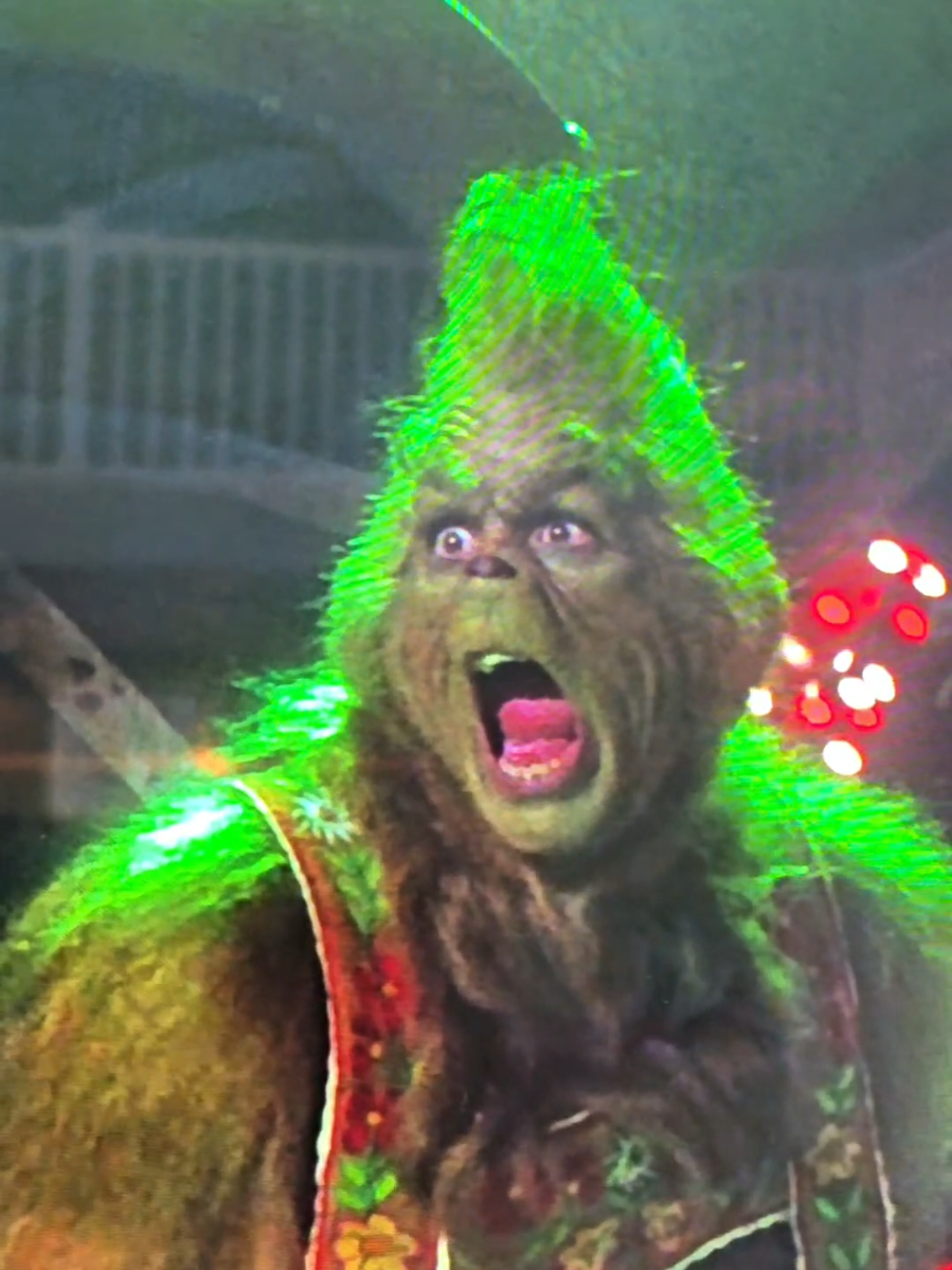 Ever notice this Grinch mistake? #millennial #90skids #thegrinch #jimcarrey 