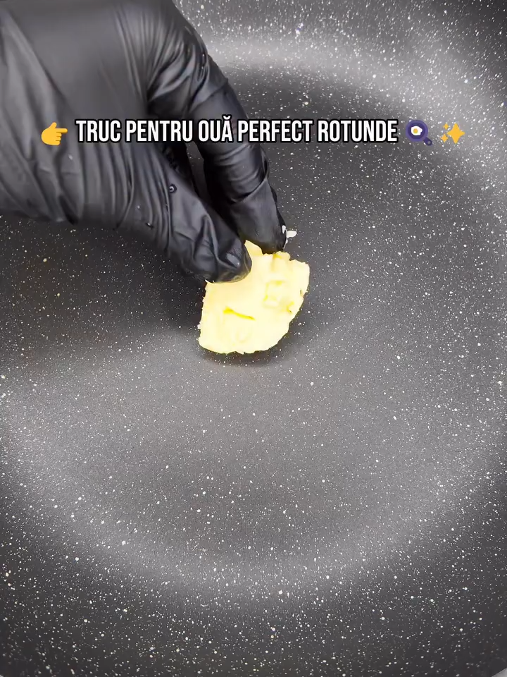Dimineața poate fi și simplă, și frumoasă. Am pus două inele de ceapă în tigaie și am spart ouăle înăuntru → rezultat: ouă perfect rotunde și apetisante. Le-am servit cu slănină și castraveți murați – un mic dejun complet, sățios și 100% natural. 🥓🥒🍳 💡 Rapid, gustos, fără carbohidrați ascunși. Tu cum îți pregătești ouăle dimineața?