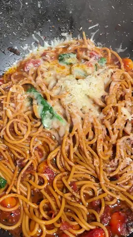 ألذ باستا إيطالية جربتها في حياتي! 	1.	زيت الزيتون 	2.	فصوص الثوم 	3.	طماطم كرزية (Cherry Tomato) 	4.	ملح الهيمالايا الوردي (خشن) 	5.	فلفل أسود طازج 	6.	بابريكا مجروشة 	7.	ماء سلق الباستا 	8.	أوراق سبانخ (بدل الريحان الإيطالي) 	9.	باستا مسلوقة (حسب النوع المفضل) 	10.	جبنة بارميزان مبشورة 🧀