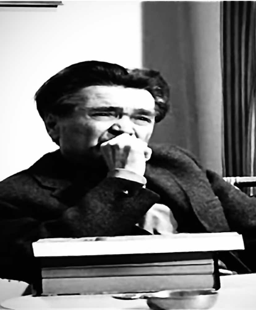 سيوران: الحزن والذات سيوران كانت أفكاره عن الحزن عميقة جدًا، فقد قال: “الحزن ليس أن تفقد شيئًا، بل أن تدرك أن لا شيء يستحق أن تملكه.” يعكس هذا أن الحزن ليس مجرد فقدان الأشياء، بل وعي الإنسان بأن كل ما في الحياة مؤقت وفاني، وأن التعلق به يؤدي دائمًا إلى الألم. عنده الحزن هو عنوان التخلي عن أي شيء ومواجهة الحقيقة القاسية للوجود. كما قال أيضًا: “الإنسان الذي لا يعرف طعم اليأس لم يكن حيًا على الإطلاق.” الألم واليأس جزء أساسي من تجربة الحياة، ومواجهة الحزن ضرورية حتى يدرك الإنسان ذاته الحقيقية، الحزن يجعلنا نعيش بصدق مع أنفسنا ويكشف جوهرنا الداخلي، فهو وسيلة لفهم النفس والوجود لا عائقًا له. في النهاية، الحزن هو مرآة تكشف جوهرنا الحقيقي وفيه يكمن وعي الذات والحياة. #emilcioran #cioran #fyp #philosophy 