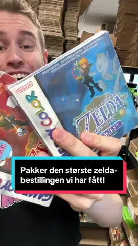 En av de største Zelda-bestillingene vi noen gang har pakket 😱 Denne kunden er ekte Zelda-fan og har kjøpt spill til både GameBoy, Wii og Nintendo DS! Tenk å åpne denne pakken å se hele zelda-reisen foran deg👾 Hvilket spill har du dine beste minner fra? #zelda #gameboy #letspackanorder #retrospill #retrogaming 