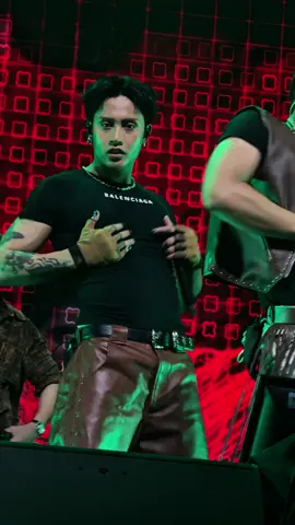 Kiligin na tayong lahat dito. Yung tingin 🫠 @FELIP #FELIP  SB19 AMAZES THAILAND @SB19 Official #SB19  #SaWWorldTourBangkok #เอตินไทยแลน