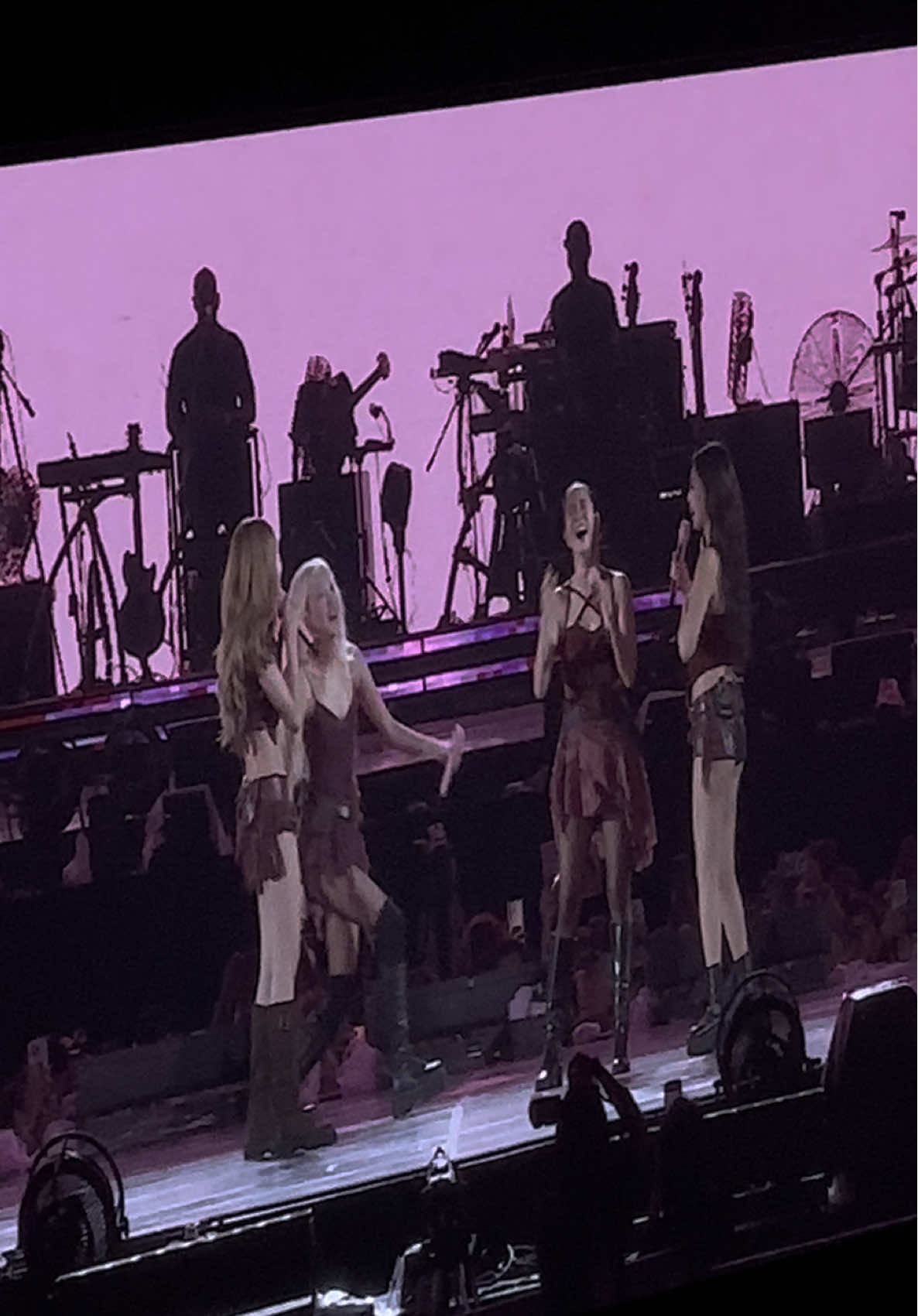 Lisa said her favorite song is number one girl and Rosé covered jennie startlight #deadlineworldtour #lichaeng #jensoo #numberonegirl 