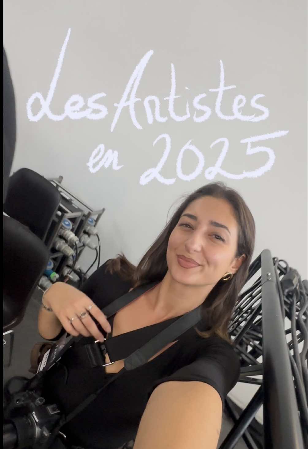 Hello à tous !  Dans cette vidéo je m’adresse à tous les artistes de tous les domaines et franchement je vous soutiens à fond, juste à retenir qu’il ne faut pas lâcher !! Peu importe ce que les gens disent à propos de vous,  battez vous pour ce que vous voulez et votre bonheur !  Si tu veux faire un film, tu prends ton tel, ta cam tu écrit un scénario et tu le fais POINT. Pour ce qui est du travail, je compatis pour tout ceux qui sont en recherche d’un poste comme moi, c’est pas facile, c’est frustrant et triste mais un jour tout ça finira bien par payer…  Prenez soin de vous !🔆 #femalefilmmakers #cinematography #boitedeprod 