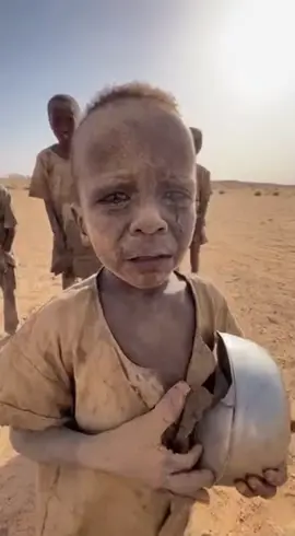 يا عالم ساعدو 💔 أطفال سودانين يبكيون من الجوع وما في لقمة ياكلوها 😢#CryForSudan💔 #HelpSudanNow #RealLifeCCTV #SadReality #humanityisdying 