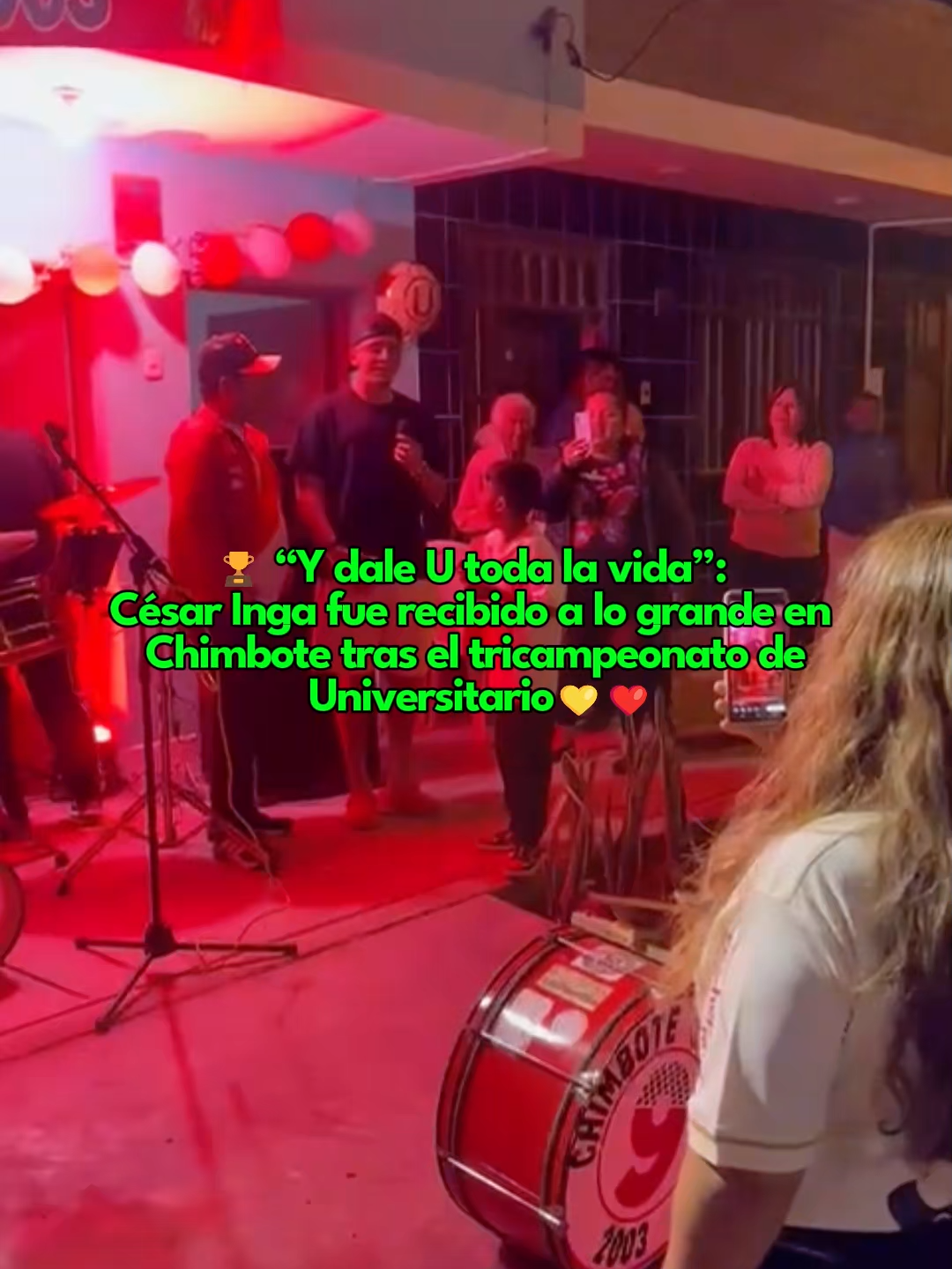 🏆 Fiesta crema en Chimbote El jugador César Inga volvió a su tierra natal y fue recibido con cánticos, banderas y aplausos por los hinchas de Universitario tras lograr el tricampeonato nacional. 💛❤️ “Estoy muy feliz y emocionado por este recibimiento. Se logró el tricampeonato, que para mí fue mi primer campeonato. Y dale U toda la vida”, expresó el futbolista de 23 años. 👏 Inga celebró con su familia y amigos en Miraflores Alto de Chimbote, disfrutando de un momento especial tras una temporada en la que también fue convocado a la selección peruana. 🎥Videos: RR.SS.  #cesaringa #inga #futbolperuano #universitariodedeportes #universitario #fyp #video #viral #tendencia #redes #crema #lodperu