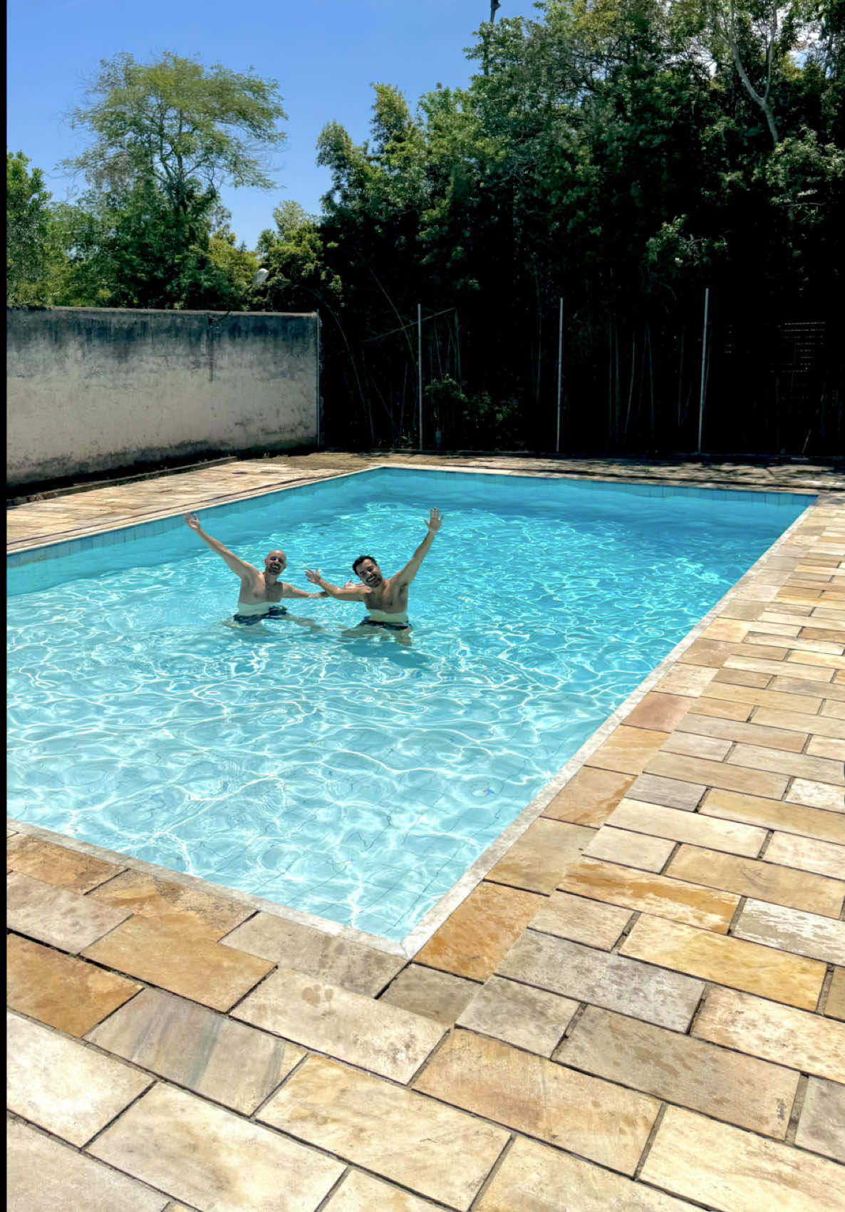 Após a limpeza dos pisos, a piscina foi suja novamente, o Piscineiro chorou, mas deu o jeito dele hahaha… e a Suall mais uma vez deu o nome deles nesses produtos incríveis. E fiquem ligados que vamos mostrar TUDO de toda a REFORMA do jeitinho que a gente gosta, cheia perrengue em desafios…. Hahahhaa … fiquem aqui com o VÍDEO 46 de nossa nova aventura!!!  . #antesedepois #reforma #arquitetura #piscina #casaabandonada          