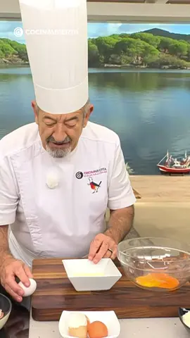 🍝 El otro día preparé una auténtica carbonara para acompañar unos puerros. Os enseño la receta tradicional que no lleva nata. 🫡 📝 Ingredientes 4 yemas de huevo 125 gramos de panceta (fresca o ahumada) 100 gramos de queso parmesano en polvo sal pimienta negra Perfecta para sorprender a todos en casa con un plato clásico italiano. 👨‍🍳 #KarlosArguiñano #CarbonaraTradicional ------------- Pieza sacada de la receta 