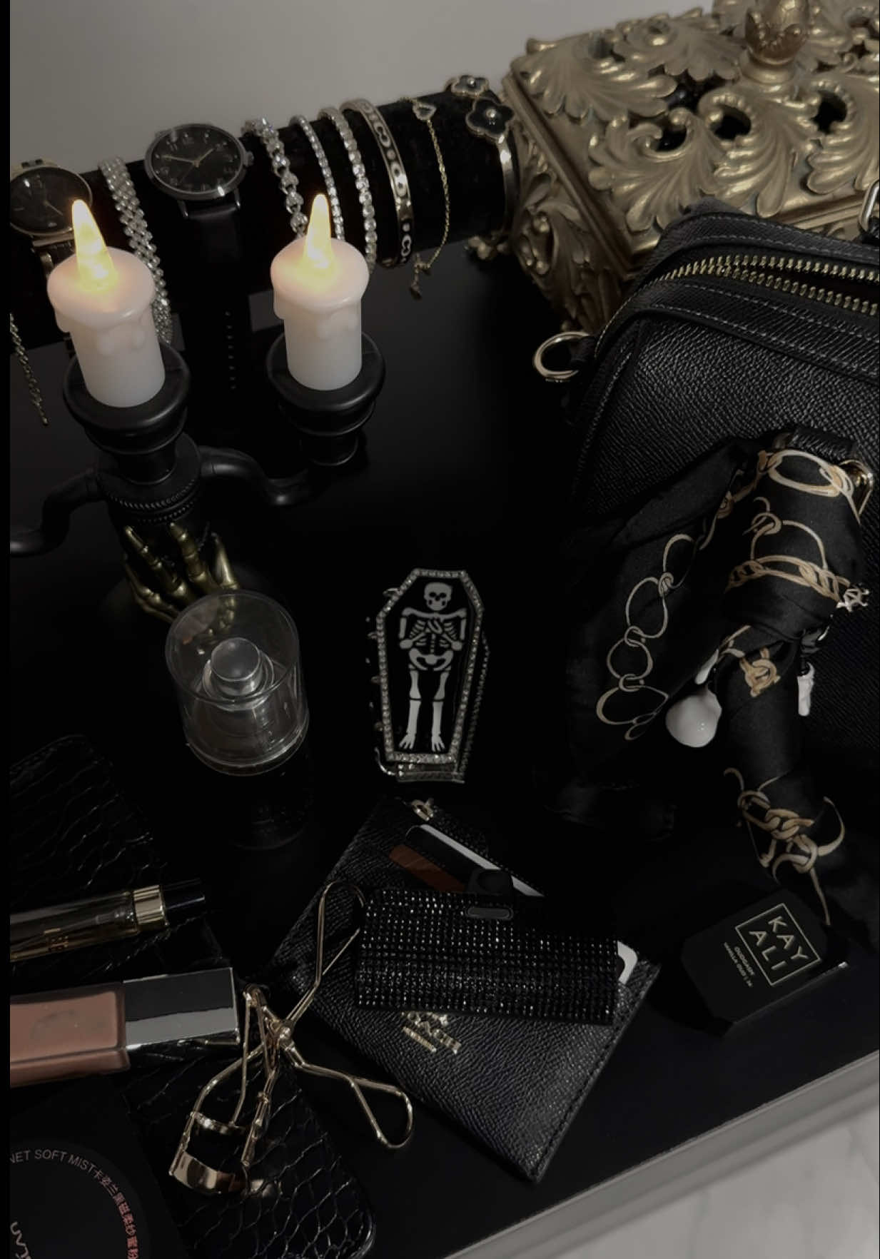 What’s in my bag 🕷️✨🕯️                           #whatsinmybag #asmr #darkaesthetic #fy #fypシ 