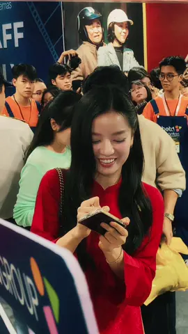 những ngày em bên Anh đưa tay ta hái sao trên bầu trờiiii #viral #lehaanh 