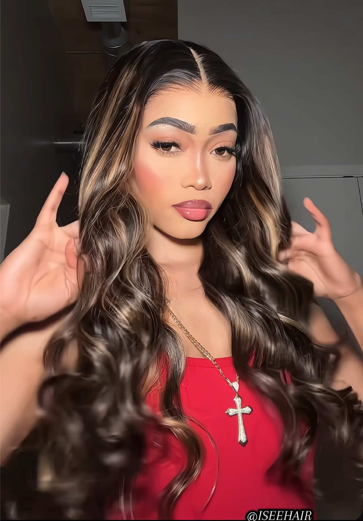 @ISEEHAIR @iseehairshop Perfect for beginners or lazy girl slays 💁🏽‍♀️🔥#iseehairbeauty #iseehalfwig #outdoorfun #gluelesswig #wiginstall 