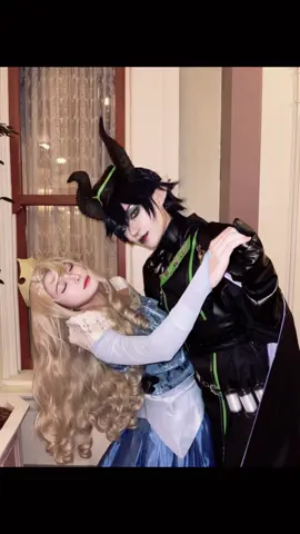 🏰10/25🥀🐉 ディアソムニアwithオーロラ姫 でＤハロ満喫してきたﾟ*.⟡.· お泊まりして皆ギリギリまで準備してたけど可愛くて最高で超楽しかった！ハロウィンおわって欲しくないので、オバブロを…。 🩵👑@さめ  🐉 キヌコニア ⚔️@末もと  🦇 @ねるこ  ⚡️@kstn  #dハロ  #dハロ仮装  #dハロツイステ #マレウス・ドラコニア #ツイステコスプレ 