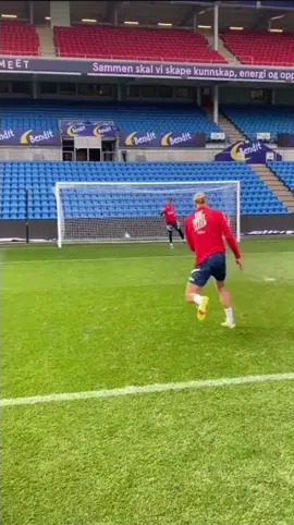 Le joueur avec la frappe la plus puissante du foot ! Une de ses frappes a été flashée à 210 km/h 😱 Tu vas pas y croire… 
