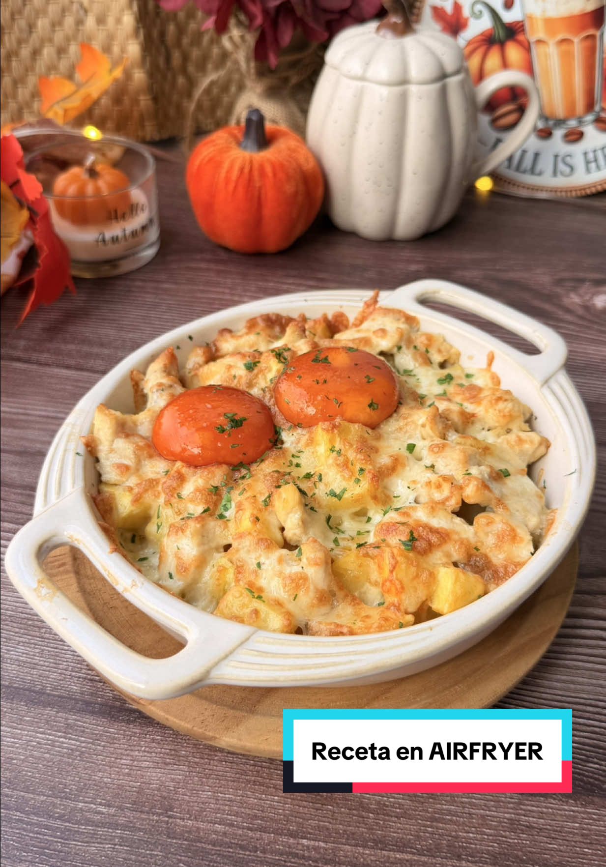 👀 NO te vas a creer lo bueno que está! 😋 Con solo 4 ingredientes vas a poder hacer una de las comidas más brutales de la semana… 🙌🏼😍 📝 Ingredientes 🔸Patatas variedad agria 🔸1/2 pechuga de pollo 🔸Sal 🔸Aceite de oliva VE 🔸Queso mozzarella rallada 🔸2 yemas curadas en salsa de soja 🔸Perejil fresco picado ▶️ Haz las patatas a 200 °C - 10 minutos en freidora de aire ▶️ Añade el pollo y hazlo otros 7 minutos a 190 °C ▶️ Cubre con mozzarella y gratina a 200 °C - 3/4 minutos ▶️ Corona con unas yemas curadas en salsa de soja y a disfrutar 😋 Espero que te haya gustado esta idea de receta para la semana y que te animes a prepararla 😍 Cualquier otra duda o sugerencia te leo los comentarios! 🥰 #recetasfaciles #freidoradeaire #airfryer #recetasrapidas #cenasaludable