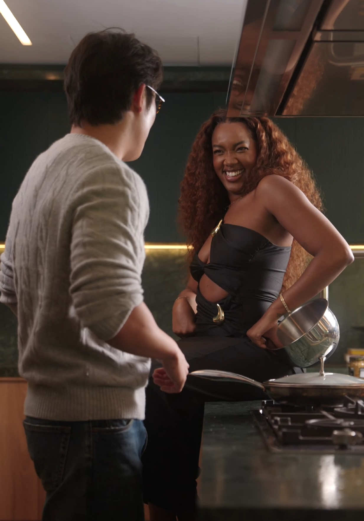 carne com alho negro 🥩🧄 Ingredientes * 1 entrecôte * 1 ramo de tomilho * 3 dentes de alho * 3 colheres de sopa de manteiga * sal de parrilla * pimenta do reino * cebolinha (para finalizar) Molho * 4 gemas * suco de 1 limão * 180g de manteiga derretida * 10 dentes de alho assado (ou alho negro) * sal * pimenta do reino