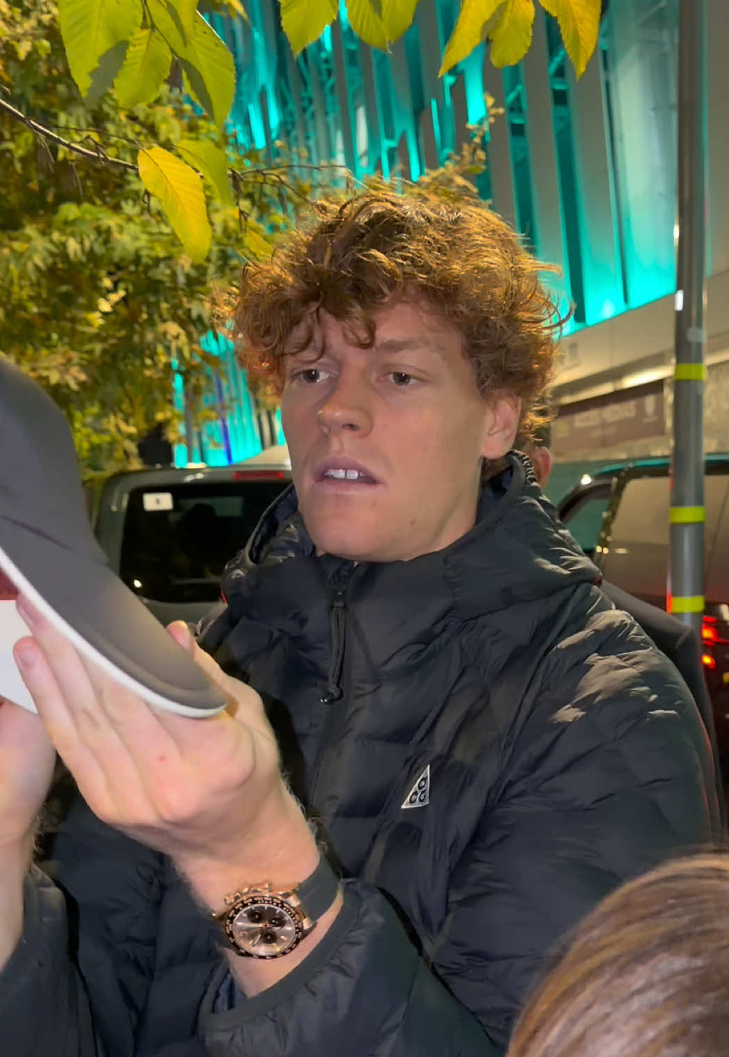 #janniksinner prend du temps pour les fans après sa victoire au Rolex Paris Masters #tennis #paratiiiiiiiiiiiiiiiiiiiiiiiiiiiiiii 