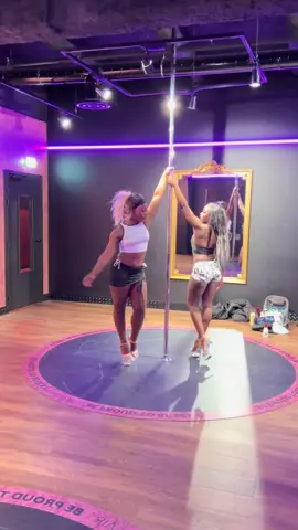 On essaie de realiser une choré, et ça avance  de mieux en mieux.  Regardes la jusqu’à la fin . On reprend semaine pro Entraînement à 2 , avec @Mercedes AMG  Bisous 💋 