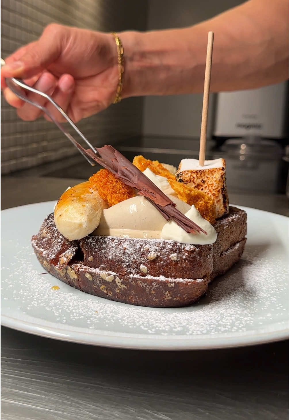 Daddy’s home #brioche #banana #chocolate  Recipe link in bio.