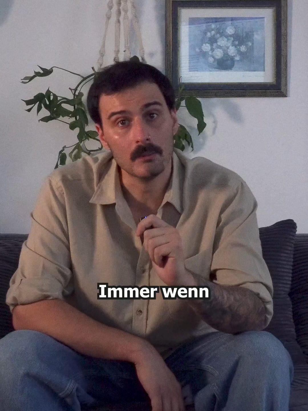 Einerseits ist dieses Video der erste Akt durchgezogener Wehrhaftigkeit gegen meine Täterin. Aber ich mache dieses Video nicht nur wegen mir. Durch Freunde, Recherche, unzählige Therapien und auch durch euch, meine Community, weiß ich, dass ich nicht alleine bin. Und ich will allen Betroffenen und Überlebenden hiermit zeigen, dass sie nicht alleine sind. Ich will alle ermutigen sich zu wehren. Ich hoffe meine Geschichte gibt euch den Mut, der mir 34 Jahre lang gefehlt hat. Auf dass das was ich erlebt habe nicht sinnlos und ohne Wert bleibt. Keine Verwandtschaft, keine Beziehung, keine Freundschaft, kein Arbeitsverhältnis, kein Betreuungsverhältnis, kein Lehrverhältnis und keine Politik ist auch nur eine Sekunde Rechtfertigung dafür, dass ihr als Ventil für andere Leute missbraucht werdet. Eure Schultern sind nicht gemacht für die Lasten verantwortungsloser Dritter. Ihr seid wertvoll. Und gerade deswegen werden sie euch eure Freiheit nicht einfach freiwillig schenken. Mit Parasiten diskutiert man nicht. Man hofft auch nicht, dass sie einfach aufhören einen auszusaugen. Man handelt.