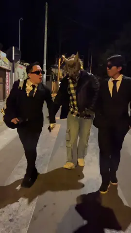 Nosotros llegando a salvar el mundo 🌍 🤣 @Chinita Kim @El Misha  #disfraces #disfracesdehaloween #meninblack #31deoctubre #disfraz 