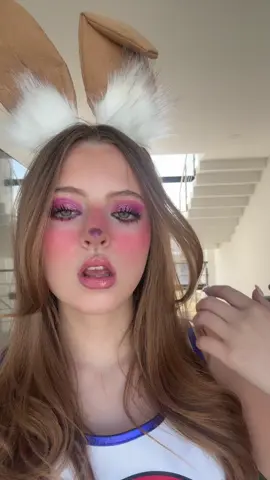 Little Abril brought back the character of Lola in a car! 