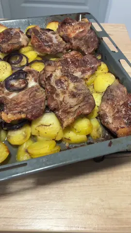 Vasárnapi lusta tepsistarja, Krinyósan 🐷🥔🧅 #tepsistarja #krumplival #krinyó #egyszerűrecept #lustavagyok 