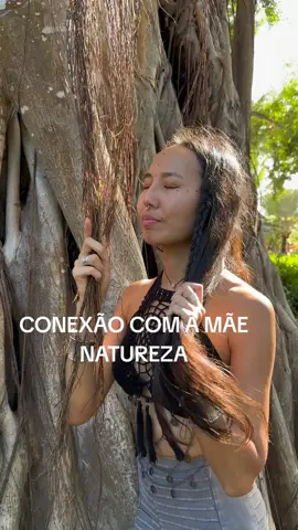 🌿✨ A natureza fala conosco em silêncio, através do vento, do som das águas e da energia que vibra em cada folha. Quando nos permitimos escutar, algo dentro de nós desperta. É como se o coração lembrasse de onde veio, do mesmo solo que sustenta as árvores, das mesmas águas que correm pelos rios e das mesmas estrelas que iluminam o céu. 🌎 🍃 Essa conexão vai além do que os olhos veem. É um sentir profundo, ancestral, que nos liga à sabedoria dos povos que sempre compreenderam que tudo é vida e merece respeito. A natureza é o espelho da nossa alma: quando ela está em paz, nós também estamos. Quando ela sofre, nós sentimos.  🌻 Que possamos reencontrar esse equilíbrio, voltando a caminhar com leveza sobre a terra, reconhecendo que cada árvore é um espírito vivo e cada canto da floresta é uma oração. 🌞 Respire fundo, sinta o vento tocar seu rosto e lembre-se: a natureza não está fora, ela vive dentro de você. 🌱✨  #indigena #povosoriginarios #foryoupage #fyp 