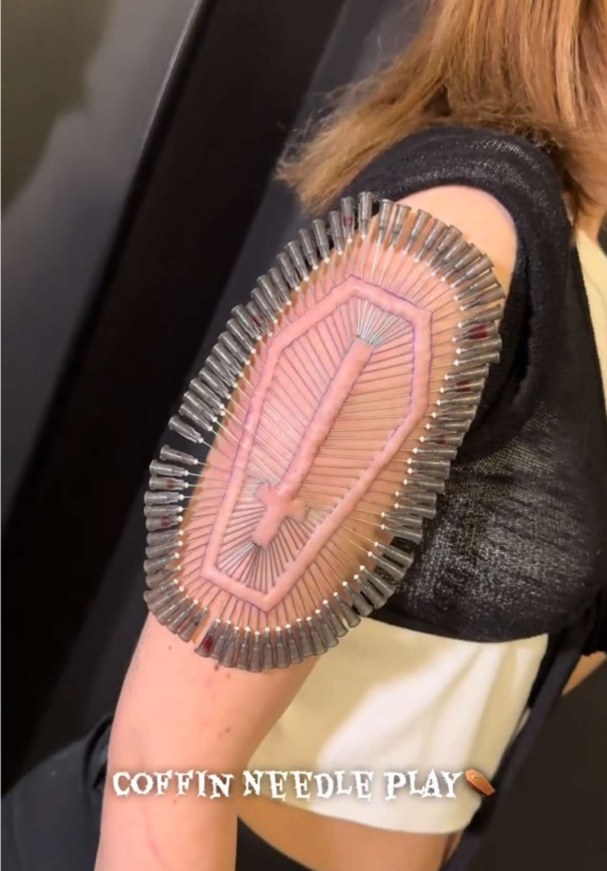 Coffin needle play ⚰️ #bodypiercing #piercingplay #needleplay #piercingplayromania #piercing 