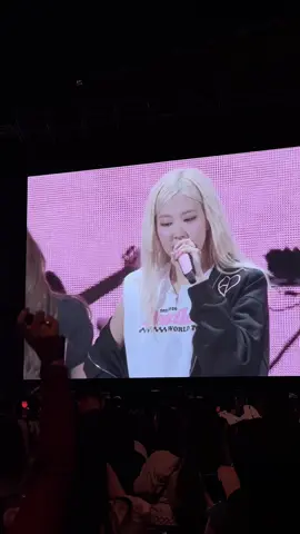 Kapan lagi denger mba rosé bilang “gamau pulang maunya digoyang” WKWKWK 💖 #blackpinkindonesia #blackpink #deadlineworldtour #deadlinetour #rose 