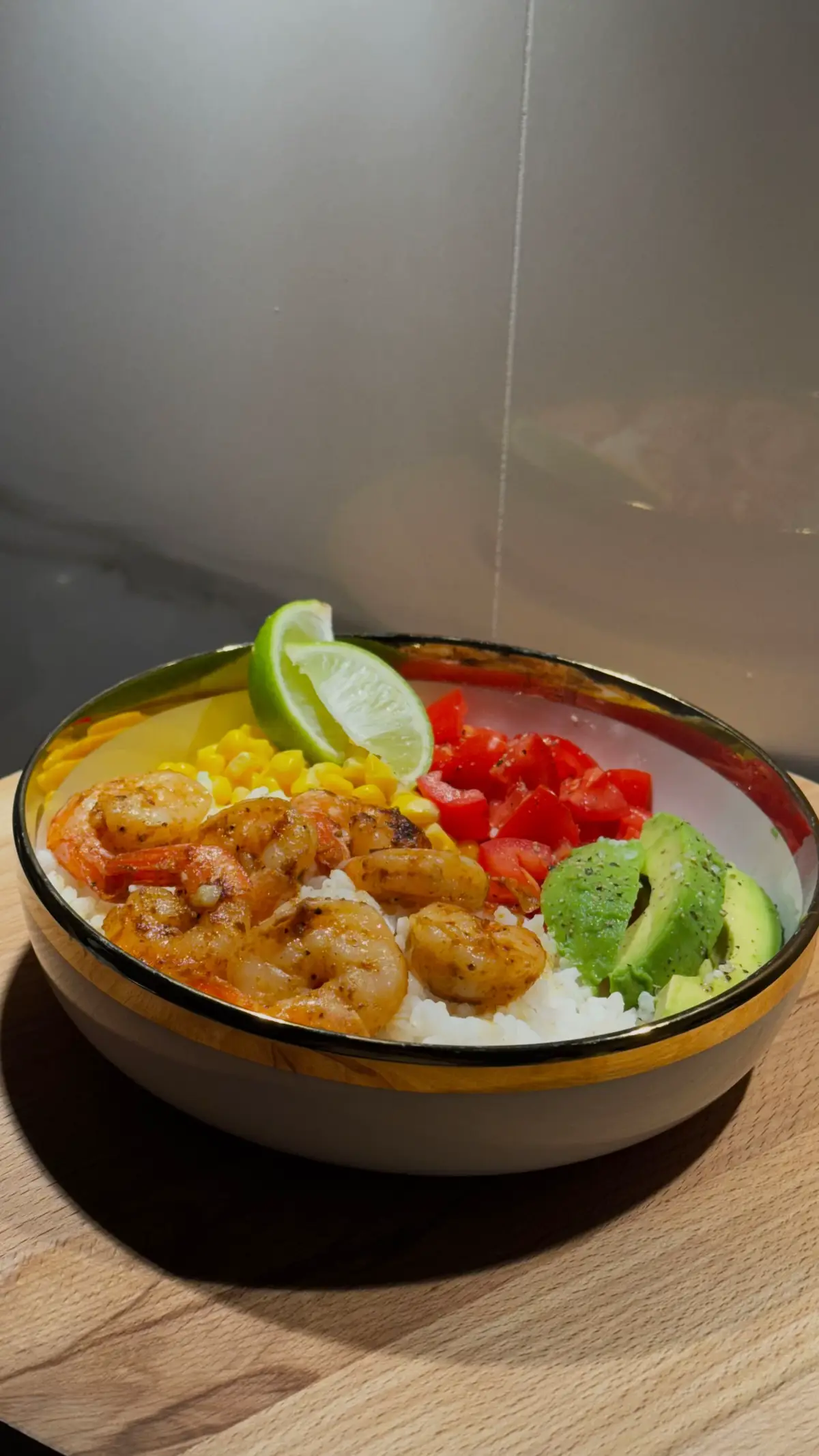🍤 Bowl cu creveți  ▪️ 60 g orez ▪️ 150 g creveți în unt și usturoi ▪️ Porumb, roșii, avocado 🥑 🔸 Valori nutriționale aproximative: 480 kcal | 35 g proteine | 35 g carbohidrați | 18 g grăsimi Rapid, fresh și gata în 10 minute — perfect pentru un prânz sănătos și sățios 💫 👉 Urmărește-mă pentru mai multe idei simple și echilibrate de mese 🍽️💛
