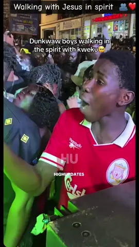 Emotional boys walking with kweku🥺🥺❤️#highupdates #newsong #kwekusmokerevivalconcert #album #kwekusmoke @Kweku Smoke @A Kweku Smoke Concert. 
