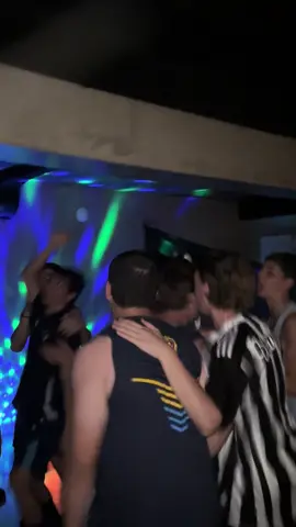 Ella: seguro me está cagando. Los pibes: 