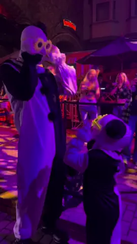 Art the clown spots Mini Art at the Halloween horror night club and the interaction is priceless!! 😍  #hhn #orlando #halloween #arttheclown #terrifier 