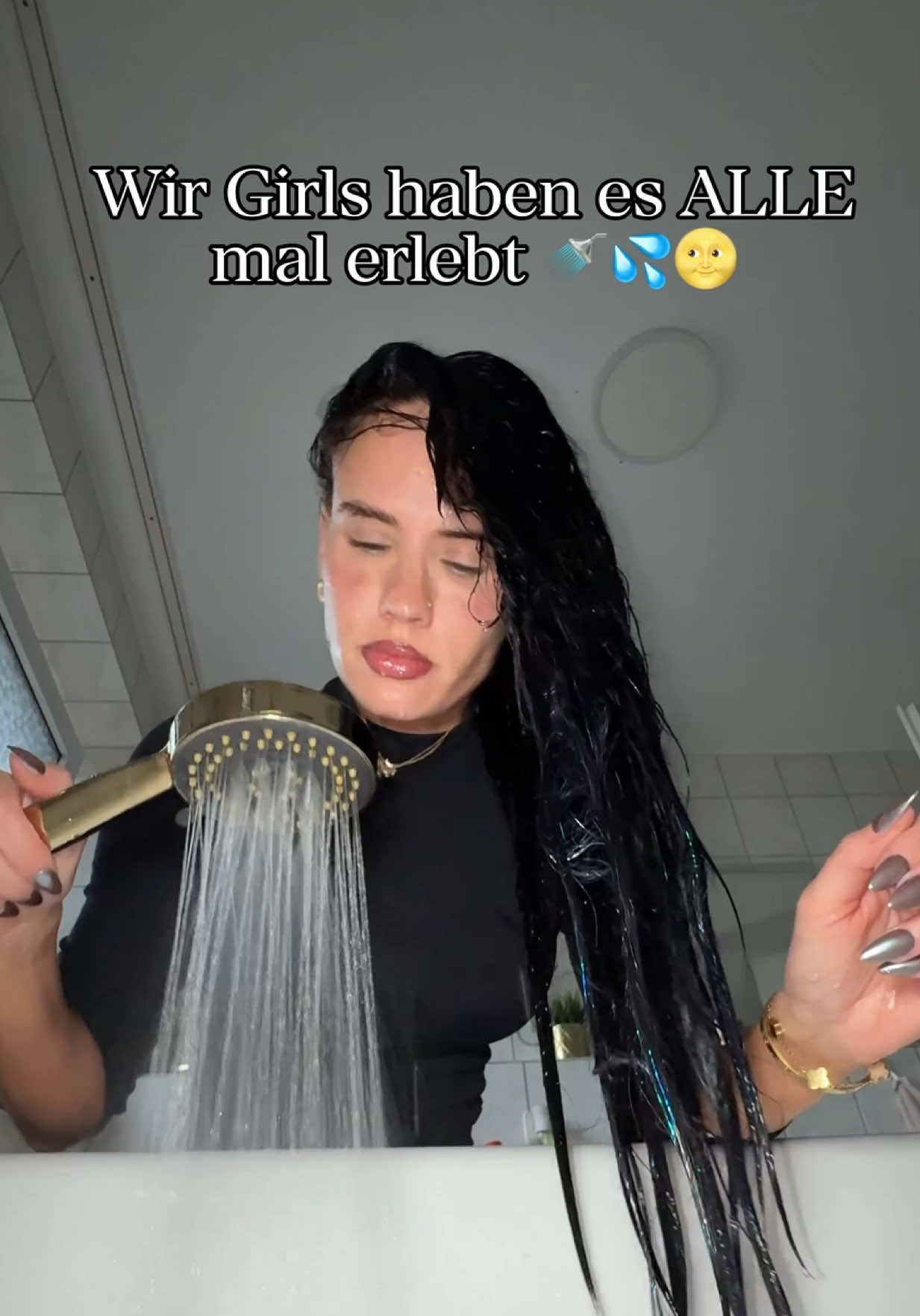 Wenn der Duschkopf dich plötzlich emotional trifft!😂💦🚿 #haare #haarewaschen #hair #lustigevideos #friseurin 