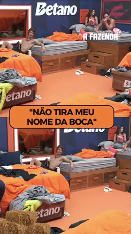 E sobrou até para o antigo casal! 😶‍🌫️ Depois das brigas por gavetas e comidas escondida, Matheus (@matheusmartins) e Duda (@dudawendling) também discutiram. O peão voltou a acusar a atriz de ter atiçado Martina na festa de sexta (31), dizendo que ela insultava a ex-peoa pelas costas. Duda rebateu, dizendo que Martina fazia a mesma coisa com ela 😬 Acesse RecordPlus.com para assistir à transmissão 24 horas de #AFazenda com seis sinais exclusivos 🔥