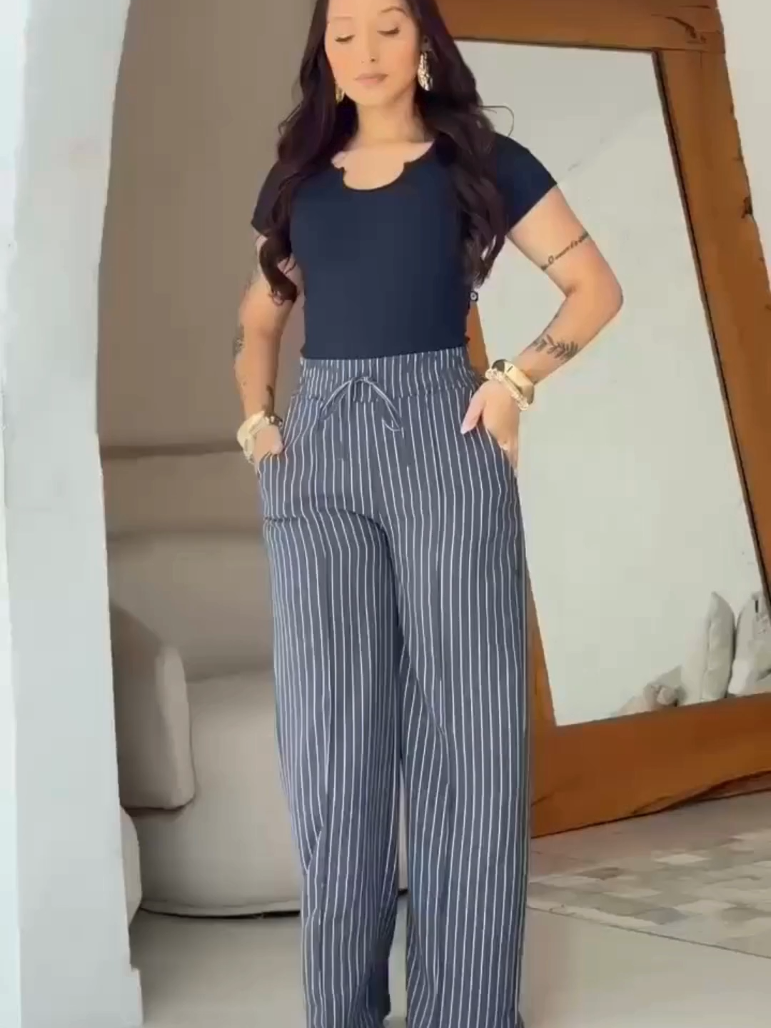 Calça Feminina https://s.shopee.com.br/1gATzxqeiD    (site) Calça feminina pantalona risca de giz. Cintura alta. Perna larga. Com bolsos. Com forro. Cores: preto listrada, bege listrada, cinza escuro listrada, cinza claro listrada, marrom listrada, caramelo listrada, rosa listrada. Tamanhos: P veste 36/38. M veste 38/40. G veste 40/42. GG veste 44/46.
