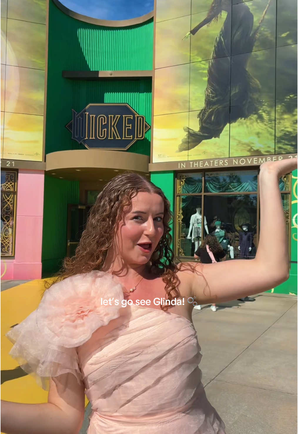 LOOK! It’s Glinda 🤭 let us be glad! #glindaandelphabaedit #universalorlando #universalorlandoresort #wickedmovie @Wicked: For Good @Universal Orlando Resort #upap #wickedtheexperience 