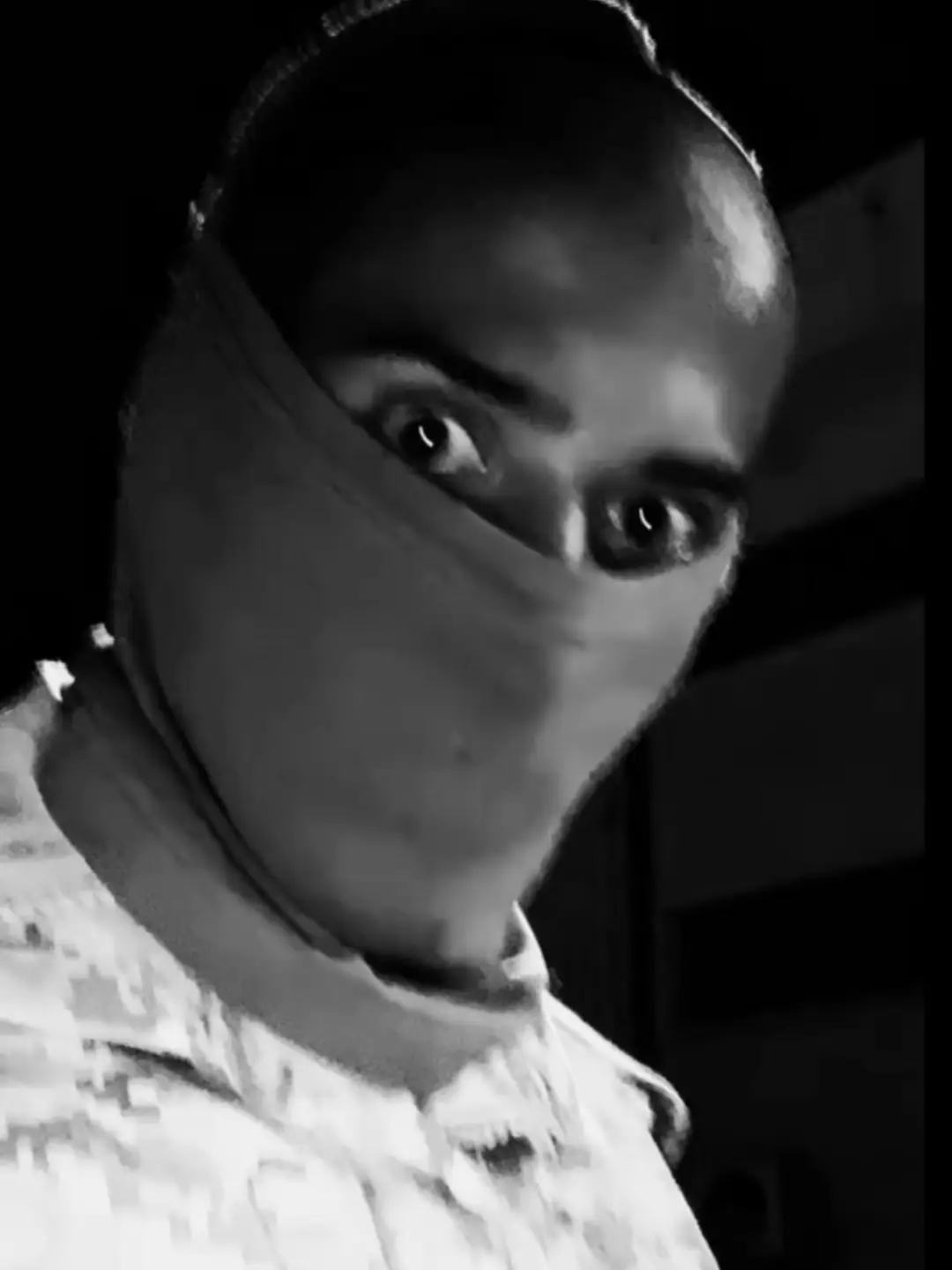 كنت عسكري سابقاً ولاكن قدر الله  فصلت بسبب الهمجيه وطمع الزايد  وحاولت اسوي اعادة خدمه لاكن ربي م اراد  ي انسان الفلوس لاتغرك دامك معزز مكرم في وضيفتك لاترميها اناس الحين تدور اي شي يشغلها  والله احس اني خذلت كل من وثق فيني سواً امي ولا ابوي عسكريه وأمان وضيفي ومكتسب دورات و و و شعور محبط