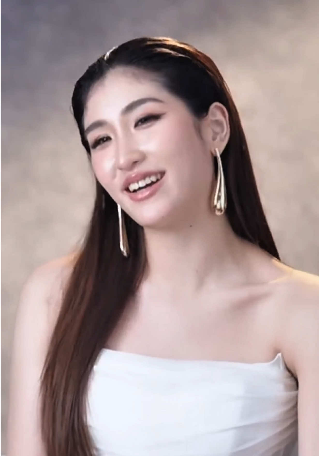 EP3 ทุกคนใจเย็นก่อน‼️ มันคือเกมค่ะ @The Social Warrior  ก่อนอื่น เซอยากขอบคุณ มาสเตอร์นิสา @NISAMANEENUTT มากๆจากใจจริง ที่ช่วยให้ไอเดียในการปรับคลิปให้สนุกขึ้น เซดีใจมากที่ได้อยู่ในทีมมาสเตอร์นิสา มาสเตอร์นิสาเป็นคนเก่งมาก แถมยังอบอุ่นและใส่ใจ เราได้เห็นความทุ่มเท ความเป็นระบบ และความตั้งใจของมาสเตอร์นิสาทุกครั้ง มันทำให้เซเรียนรู้เยอะมาก ทั้งเรื่องการทำงานและความเป็นมืออาชีพ  แต่ The Social Warriors Season 2 มันคือ “เกมการแข่งขัน” ค่ะ เมื่อเซมีสิทธิ์แค่สองอย่างระหว่าง “สวิตช์” กับ “เซฟ” เซเลยเลือกที่จะสวิตช์ ไม่ใช่เพราะไม่เคารพมาสเตอร์นิสาเลยนะคะ เซเคารพและรักมาสเตอร์นิสา รวมถึงพี่ๆ ในทีมทุกคนมากๆ แต่เพราะเซอยากให้ตัวเองได้ลองรับประสบการณ์ใหม่ๆ จากมาสเตอร์ท่านอื่นบ้าง เพื่อเรียนรู้และพัฒนาตัวเองในหลายๆด้าน ทั้งมาสเตอร์ลิเดีย มาสเตอร์ลูกเกด และมาสเตอร์นิกกี้ ทุกคนคือมาสเตอร์ที่เก่งมาก และเซอยากมีโอกาสเรียนรู้จากทุกคนจริงๆ อีกอย่าง การให้ทีมมาสเตอร์นิสาแข่งใน ”ทีมสุดท้าย“ เพราะเซรู้ว่ามาสเตอร์นิสาเก่งและเอาอยู่แน่นอน ต่อให้มีเวลาไม่กี่นาที มาสเตอร์นิสาก็สามารถทำให้คลิปออกมาสมบูรณ์ได้เสมอ อย่างคลิปที่ทำก่อนหน้านี้ก็แทบจะเสร็จสมบูรณ์ไปแล้วเกือบ 90% เซยังรัก เคารพ และภูมิใจที่ได้เป็นส่วนหนึ่งของทีมมาสเตอร์นิสาเหมือนเดิมนะคะ อย่าเพิ่งผิดหวังในตัวเซนะคะ สมรภูมิโซเซียลนี้จะเดือดขึ้นเรื่อยๆ ฝากติดตาม Warrior เซย่าด้วยค่ะ ขอบคุณมากค่ะ🙏  #TheSocialWarrior #TheSocialWarriorSeason2 #มาสเตอร์นิสา #Warriorเซย่า 