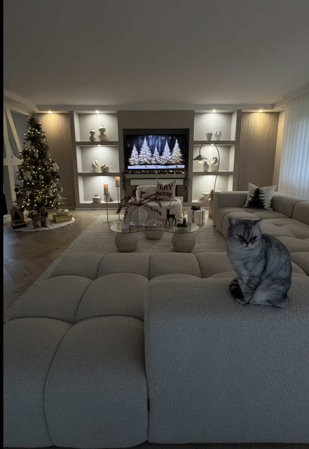 Hello November. The most wonderful time of the year.🍁 ✨ Anzeige | @sklum.welovedesign_de –15 % Code: SMYRNABF15 ab 349 #christmas #christmasdecorations #cozytime #fpy #neutralhome 