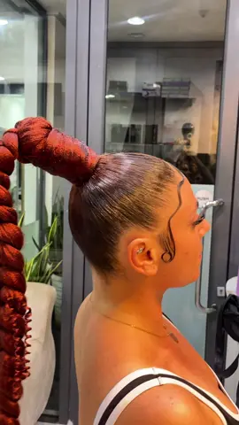 There’s something powerful about a woman whose hair stays sleek no matter the weather. 🌤️ Our packing gel isn’t just a hairstyle — it’s a statement of confidence, elegance, and grace. Every strand laid to perfection, every shine speaking volumes.#ConfidenceCrown #LuxuryInstall #lekkimum #FrontalInstall #FrontalWig 