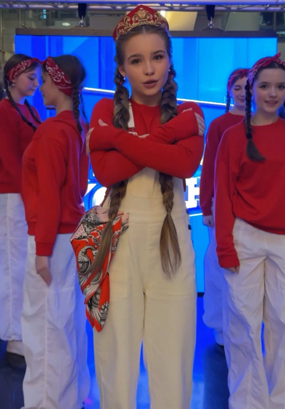 Как вам наш с девчонками образ?  Песня еще не вышла, мы уже с ней выступили в театре «Русская песня» ❤️ Это хороший знак, вы как думаете?  «Welcome to Mama Russia» 07.11 🇷🇺  #annavolkova #мывместе 