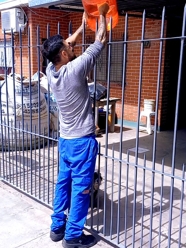 Cuando el cliente no se encuentra en su casa a la hora de la entrega, buscamos la solución para que nunca le falte su botellón de agua.💧 No es solo una entrega, es un compromiso con tu hogar. Y a vos que te parece este modo de entrega ?? dejanos tu opinión en los comentarios !! 📲🙂  #DeliverydeAgua #comodidadtotal #ClienteFeliz #servicioadomicilio #clientesatisfecho 