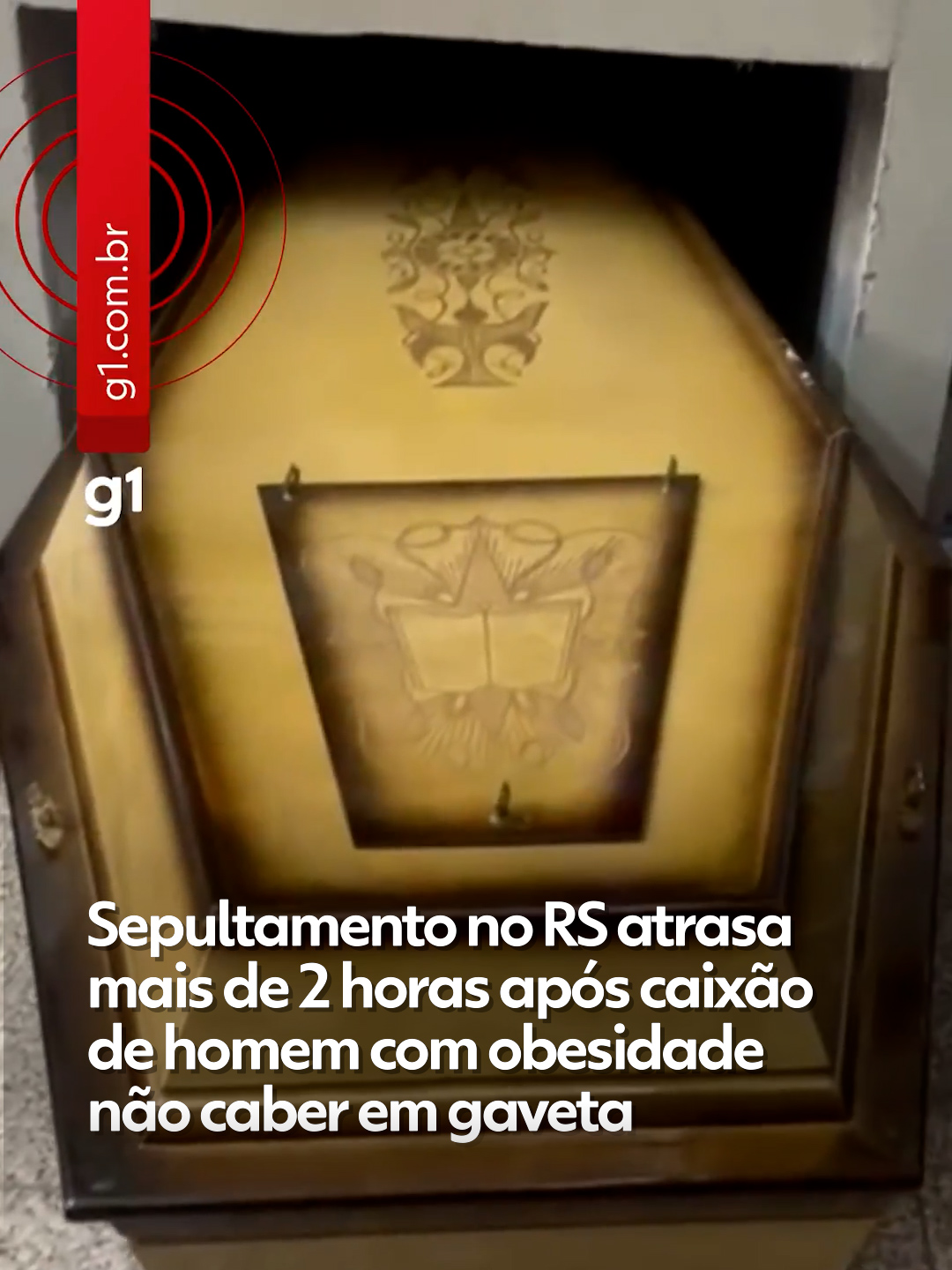 O sepultamento de Nicolau Adams Pivotto, de 33 anos, atrasou mais de duas horas no Cemitério Municipal de Novo Hamburgo, na Região Metropolitana de Porto Alegre, pois o caixão não coube na gaveta destinada. Após diversas tentativas, a sepultura precisou ser transferida para o solo. Nicolau tinha 180kg e morreu por complicações da Covid-19 após 12 dias internado na UTI em Caxias do Sul, onde trabalhava, contou o irmão João Adams. A família contratou uma funerária em Novo Hamburgo que informou haver uma gaveta especial para caixões maiores. No entanto, ao chegar ao cemitério, o caixão não coube no espaço. “Chegando lá, falaram que tinha que quebrar as alças do caixão para caber. Eles quebraram as alças, o caixão que a gente pagou caro, e não coube. Tentaram virar de lado, arriscaram abrir, tudo na frente da família. Foi constrangedor”, relatou o irmão. Leia mais no #g1 #g1 #riograndedosul #g1local