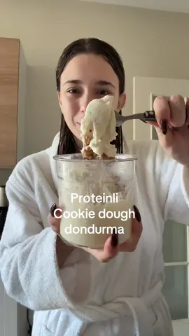 Cookie dough: 1 olcek buskivili protein tozu 1 yk fistik ezmesi 1 yk badem unu 1 yk agave 30 ml sut(eger daha civik bi kivam isterseniz sut artabilir) Vanilya ozutu 1 parca sekersiz sutlu cikolata Bir tutam tuz 🍨Dondurmayi Ninjada yapiyorum,240 ml sut,1 olcek protein tozu,vanilya ozutu,xanthan 1 tk  Genelde dondurma bazimi boyle yapiyorum hep ve cok guzel oluyor✨