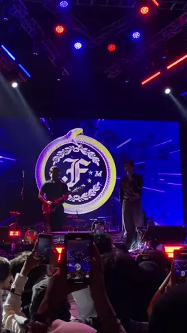 Menangiskuuuu di pundakmu, kau bilang muntahkan semua pilu (arteri - feast) 🎶 @.Feast artefac uns 25' #surakarta24jam #fyp #feast #baskaraputra #hindia 