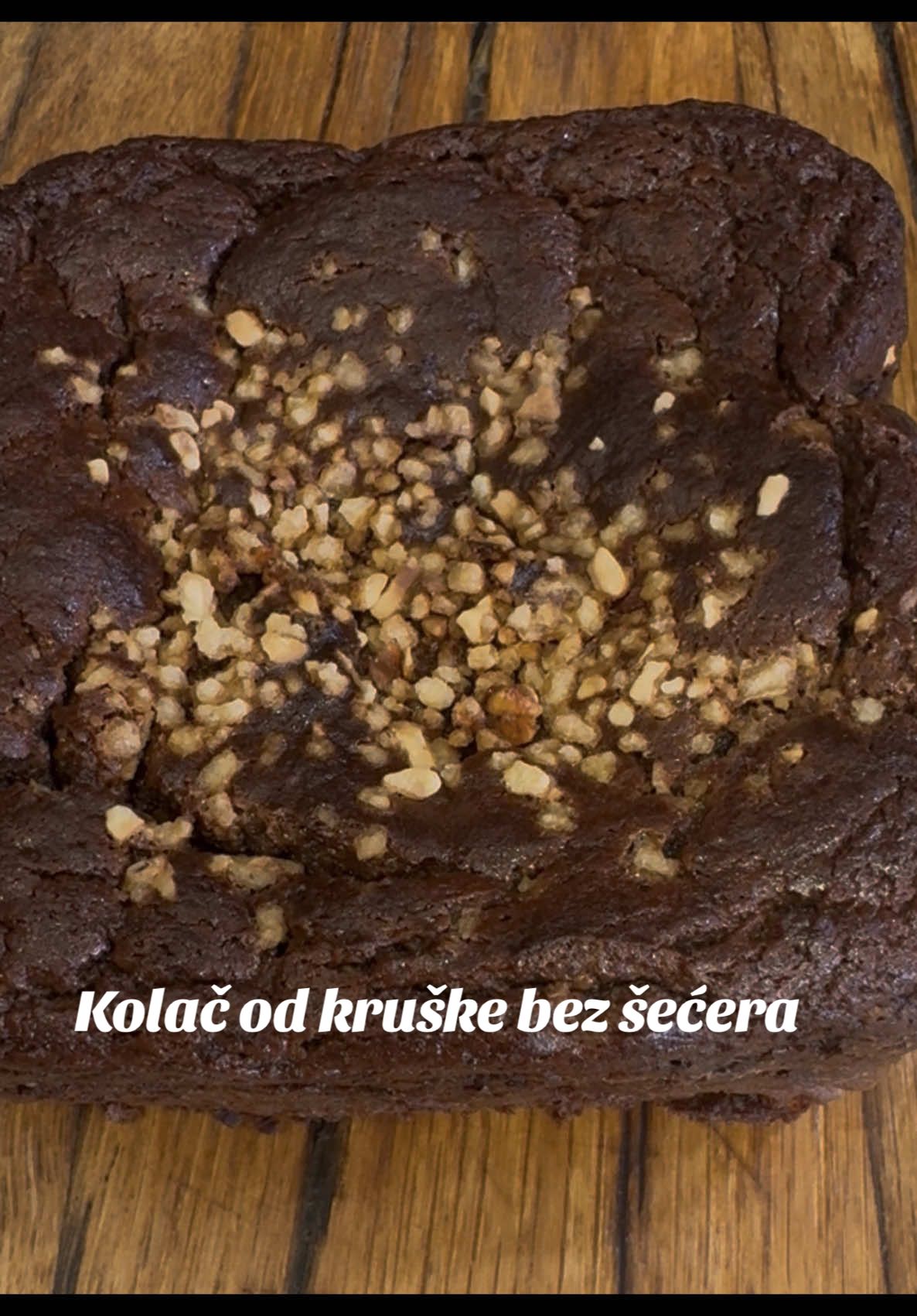 Sočni kolač od kruške bez šećera Moist Pear Cake (No Sugar Added) Sastojci: 	•	100 g oraha  	•	3 zrele kruške 	•	2 jaja 	•	5 g praška za pecivo Priprema: 	 	Sve sastojke izblendaj u glatku smjesu. 	Ako je smjesa pregusta, dodaj malo mlijeka. 	Ulij u kalup i peci oko 35 min na 180°C. Ingredients: 	•	100 g walnuts  	•	3 ripe pears 	•	2 eggs 	•	5 g baking powder Instructions: 	Blend all ingredients until smooth. 	If the batter is too thick, add a little milk. 	Pour into a baking pan and bake for about 35 minutes at 180°C (350°F) #pearcake #pear #asmr #sugarfree #fyp 