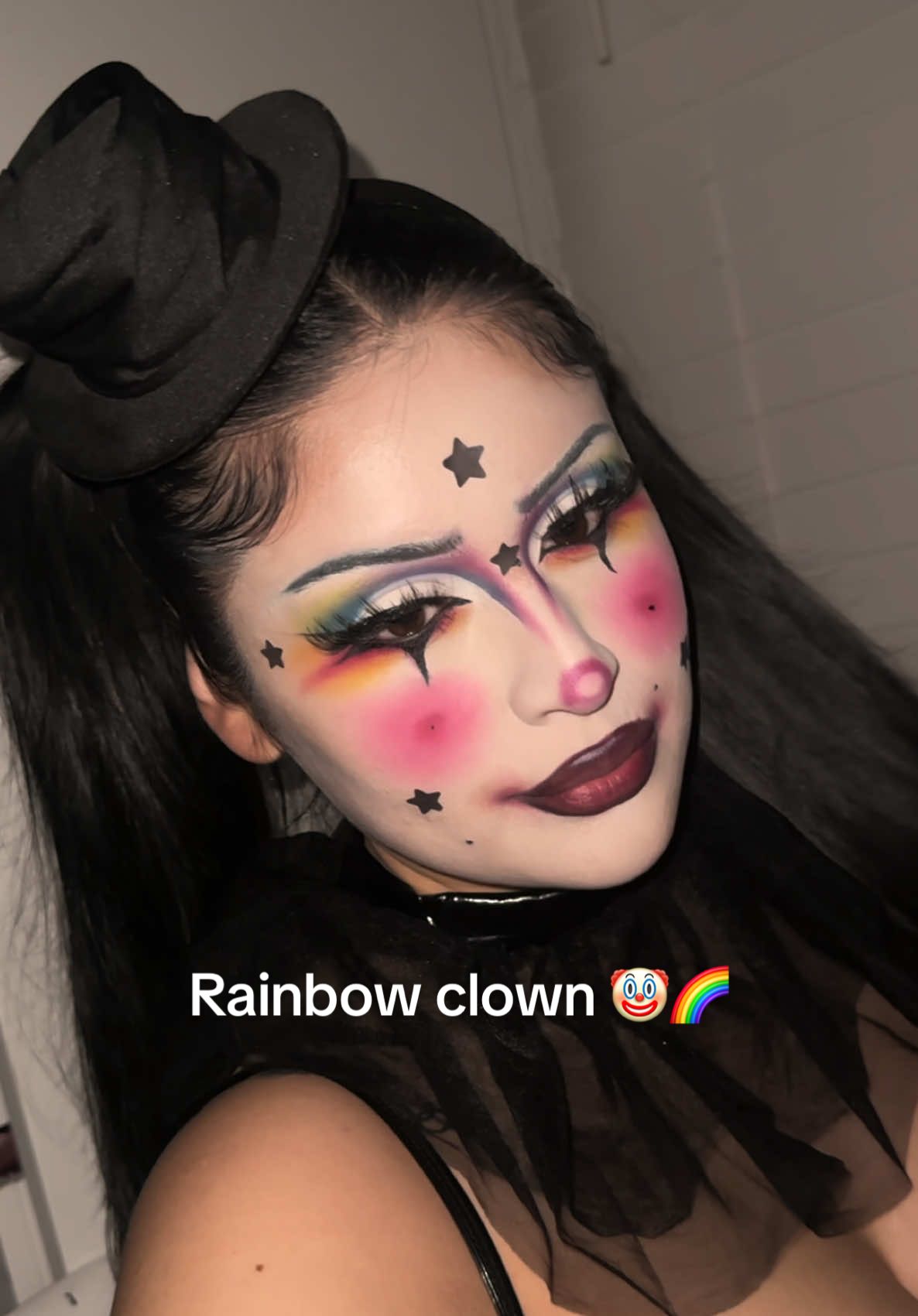 Clowning around🤡🤹🏻‍♀️🌈 - @colourpopcosmetics @onesize  @hudabeauty  @benefitcosmetics  @toofaced  - #halloween #halloweenmakeup #diadelosmuertos  #maquillaje    