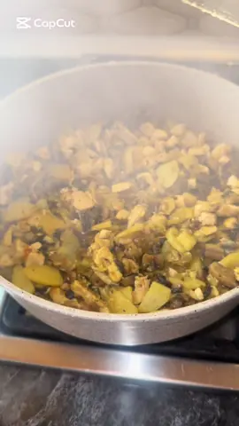 Göbələyi birdə belə sınayın əmin olun ki çox bəyənəcəksiz🤌🏻👩🏼‍🍳 Ərzaqlar📝 Soğan-1ədəd Sarımsaq-1diş Kartof-1ədəd Toyuq file-300qr Göbələk-500qr Kərə yağı-2x.q Duz,istiot,sarıkök #keşfet #keşfetteyizzz #foodblogger #keşfetteyizzzz #göbələk 