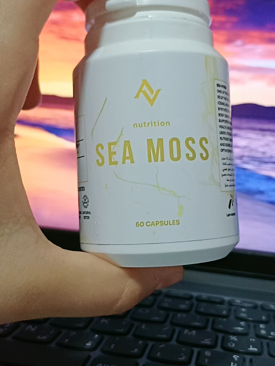 � السي موس (Sea Moss) هو طحلب بحري غني بالمعادن والفيتامينات، يسميوه العلماء “المولتي فيتامين الطبيعي”. يحتوي على 92 معدن من أصل 102 لازم للجسم: من اليود، المغنيزيوم، الكالسيوم، الحديد، البوتاسيوم، الزنك وغيرهم ✅ ينظم الهرمونات (للرجال و النساء) ويدعم الخصوبة. ✅ يمد الجسم بـ 92 معدن أساسي من أصل 102: كالسيوم، مغنيزيوم، زنك، يود، حديد، بوتاسيوم… كل شي تحتاجو. ✅ يوازن الغدة الدرقية → يسرع أو ينظم الميتابوليزم والوزن. ✅ يقوي المناعة 🛡️ ضد الفيروسات والالتهابات. ✅ يحسن الهضم ويغذي البكتيريا النافعة في الأمعاء. ✅ يرفع في مستوى الطاقة ويخفض التعب المزمن. ✅ يقوي البشرة (glowy ✨، مشدودة، صافية) ويجدد الكولاجين. ✅ يقوي الشعر والأظافر ويمنع التقصف. ✅ يدعم المفاصل والعظام ويحارب الالتهابات. ✅ يرفع التيستوستيرون عند الرجال → قوة، performance، libido. ✅ يحسن التركيز والمزاج ويخفض stress. ✅ يسرع التعافي الرياضي بعد الجيم والتمارين. 🔥 الخلاصة: السي موس مش مجرد مكمل… هو المولتي ڤيتامين البيولوجي الأقوى، إذا ما تستعملوش، إنت قاعد تحرم بدنك من fuel طبيعي شامل لكل حاجة يحتاجها #seamoss #fyppppppppppppppppppppppp  #بشرة_صافية #جمالها #تجميل 